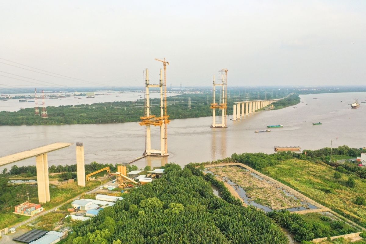 Binh Khanh Bridge is 6 lanes wide