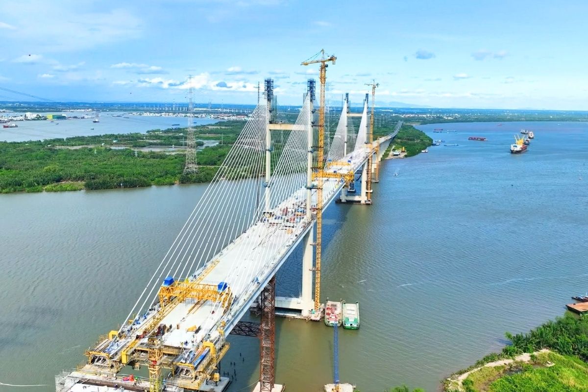 Another view of Binh Khanh bridge