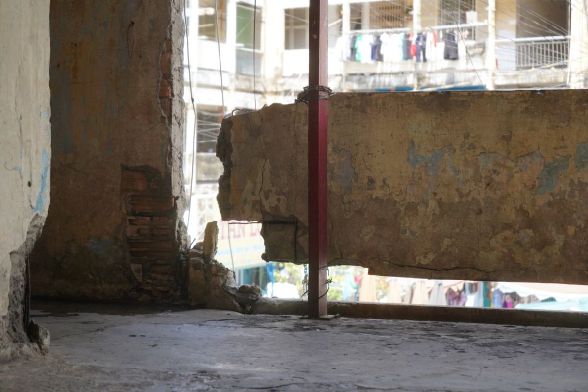 Apartment walls are seriously degraded