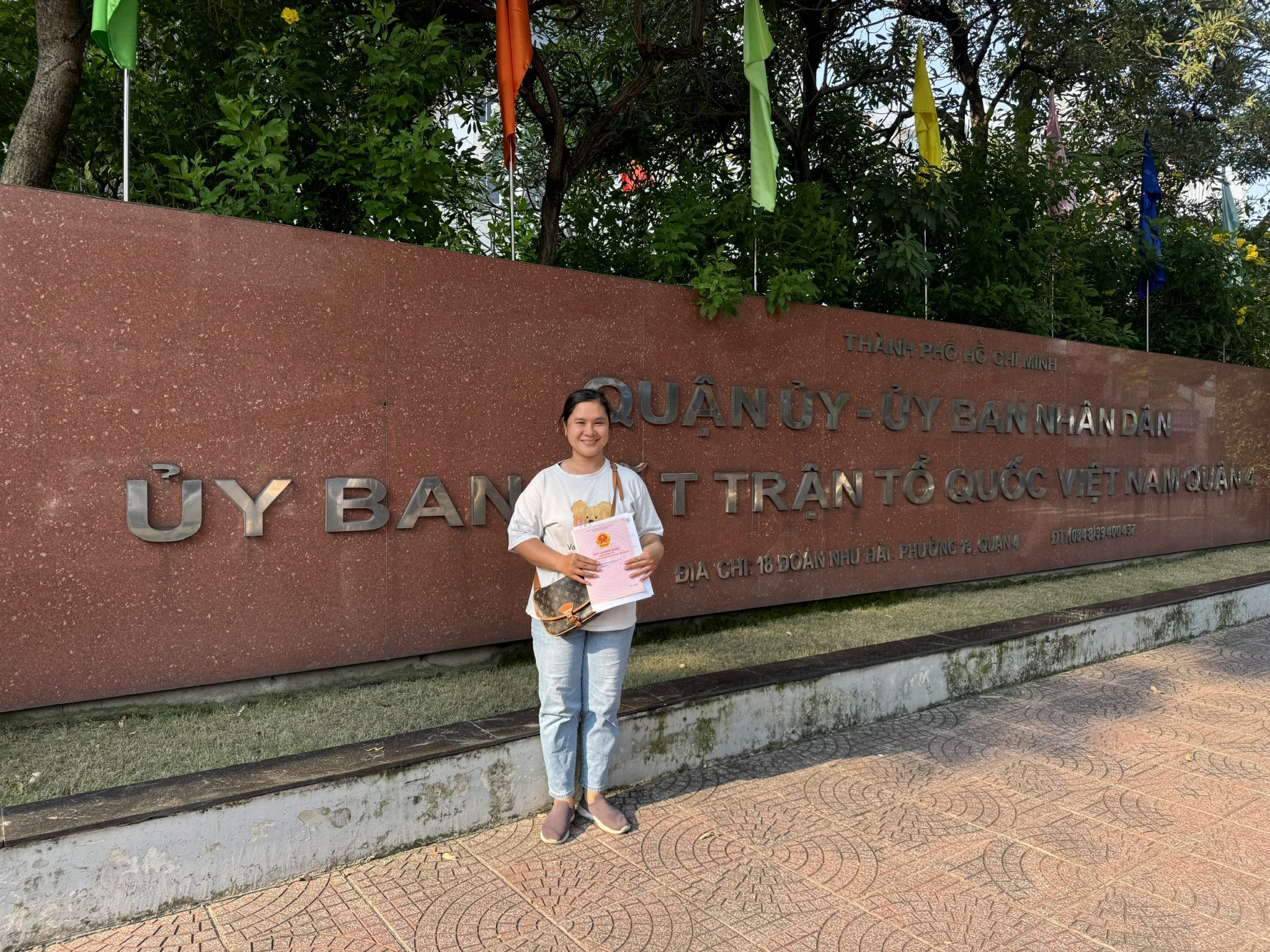 The real estate agent receives the apartment's pink book to deliver to the client after the ownership registration is successfully completed.