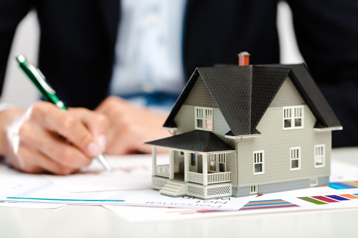 Analysis whether to buy a townhouse or an apartment