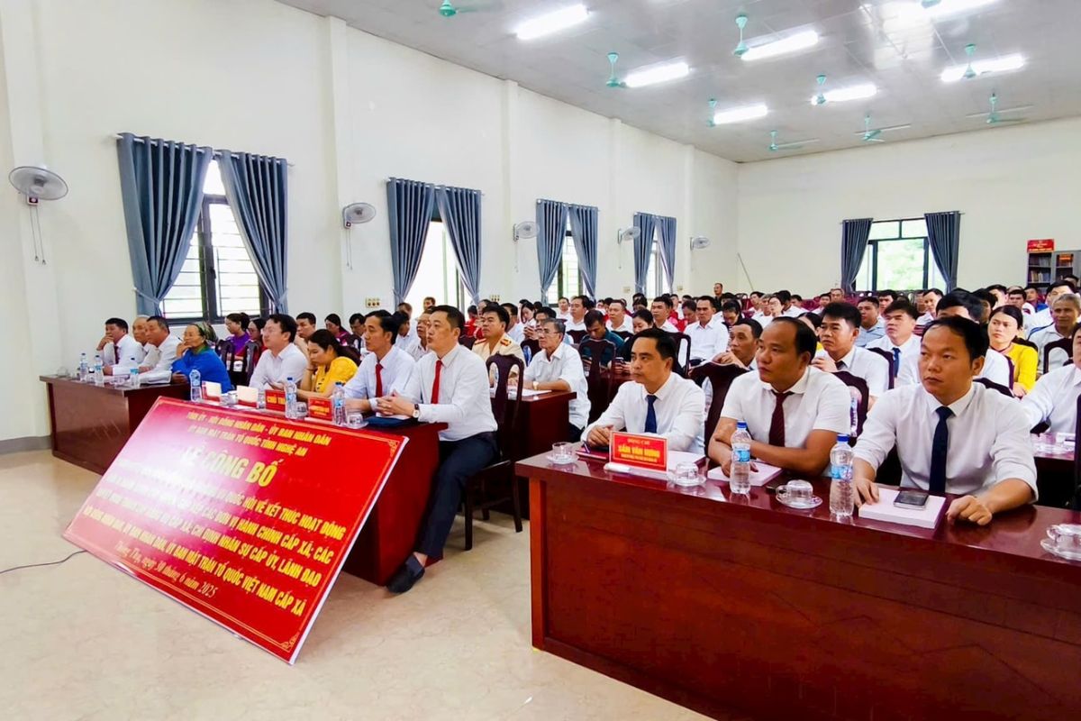 Leaders and voters of Thong Thu border commune watch the announcement ceremony online